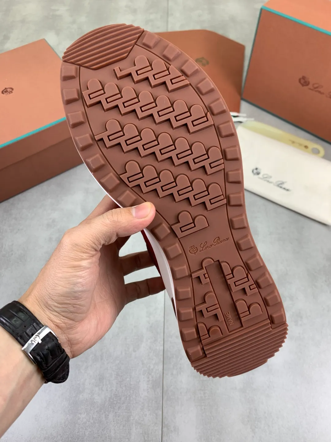 Men's men's shoes 💰P542 New style 💰High quality The latest casual shoes Loro Piana 💯Top grade💯Buy the original copy💯 Founded the existing Loro Piana company on April 24, 1924. The family has been operating for the sixth generation, providing top quality products to customers who are discerning in taste and quality. Imported original fly woven fabrics with cowhide fabric, plain calfskin lining, hand-stitched threads with cowhide feet, original packaging, high-end outsole, size: 38-46, multiple colors available, complete package